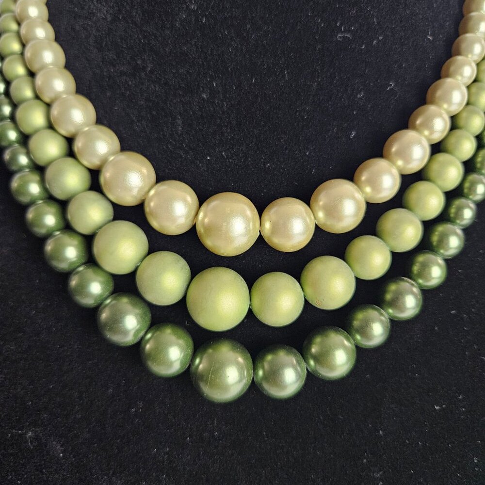 Vintage Olive Green Ombre Faux Pearl Necklace & Clip-On Earrings Set – 17" - Picture 6 of 16